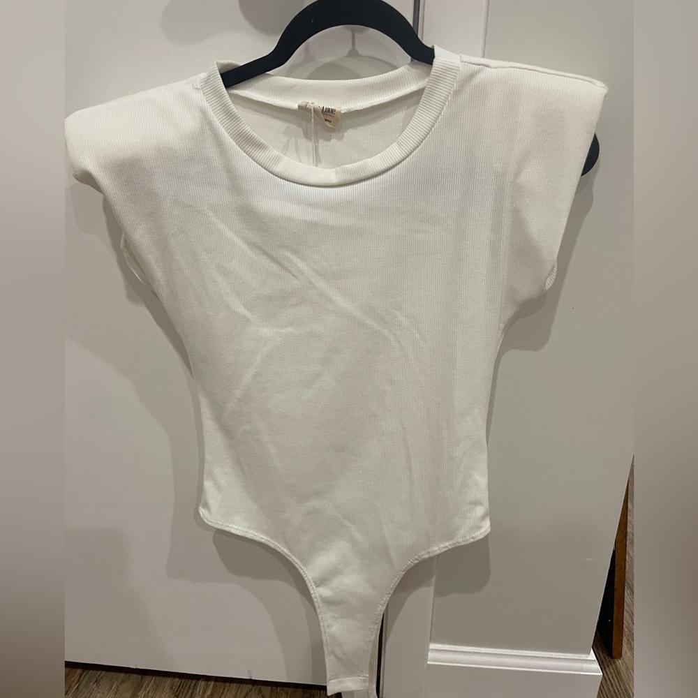 🌟White Ribbed Bodysuit with Shoulder Pads🌟